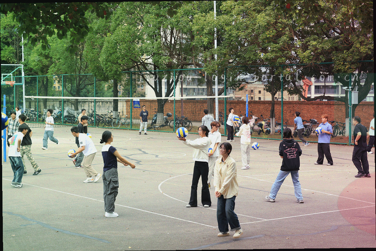 环形示意结构，四个季度节点首尾串联成闭环，节点旁为抽象刻度，不含具体年月标签